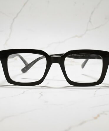 Lentes de marco negro con cristales transparente