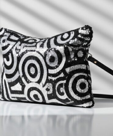 CARTERA CUADRADA DE  LENTEJUELAS